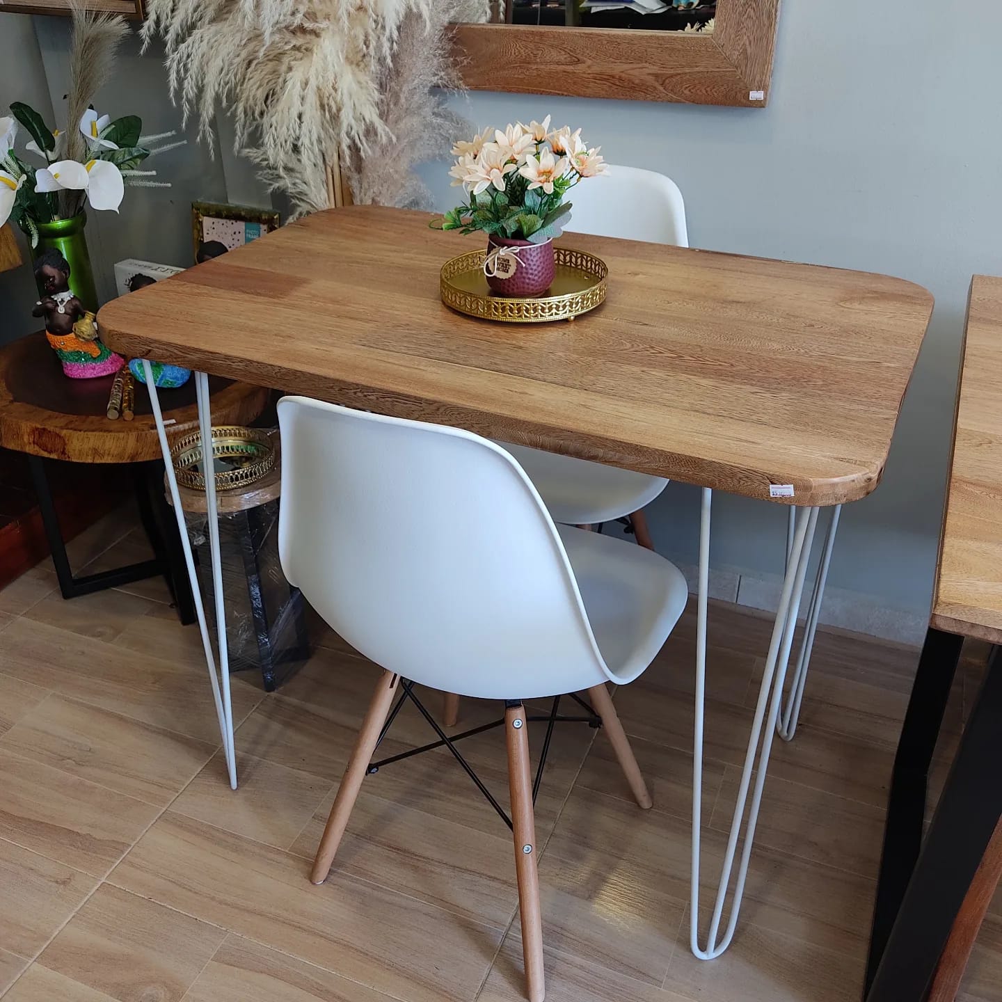 Comedor Pequeño + Dos Sillas Eames